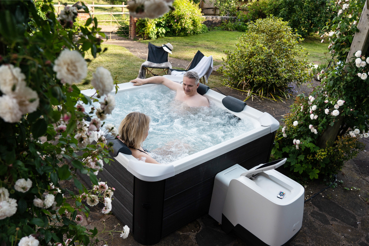 MSpa F-OS063W Oslo 6-Person Frame Series Hot Tub