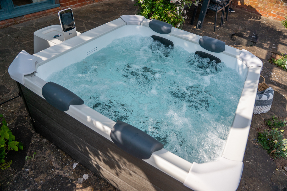 MSpa F-OS063W Oslo 6-Person Frame Series Hot Tub