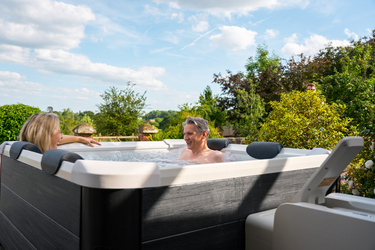 MSpa F-OS063W Oslo 6-Person Frame Series Hot Tub
